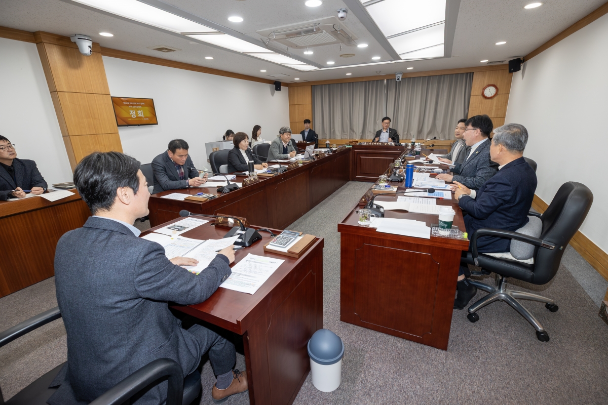 20251126-042[AMG_8310-제292회 제2차 정례회시 산업건설위원회 조례안 등 심사활동.jpg