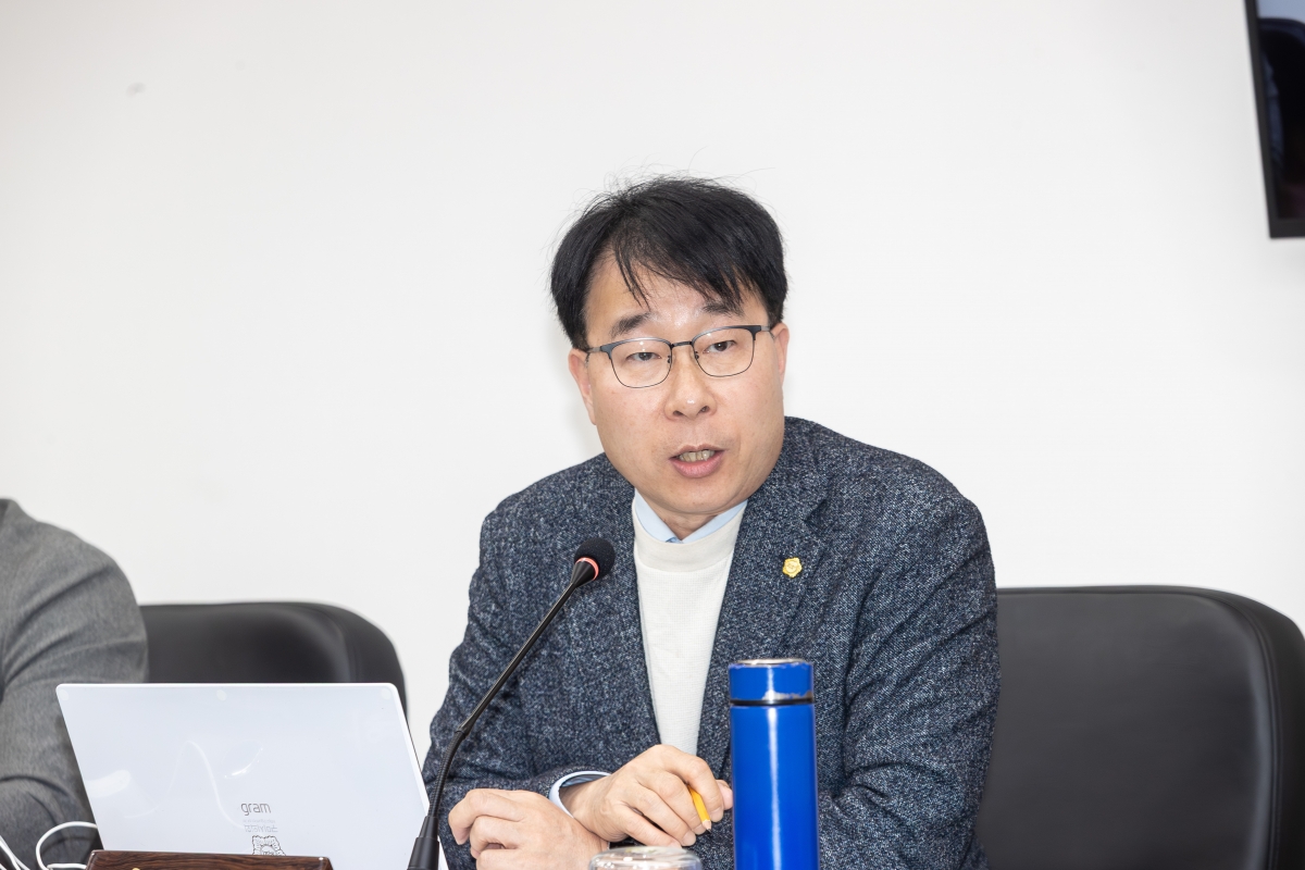 20251126-063[AMG_8419-제292회 제2차 정례회시 산업건설위원회 조례안 등 심사활동.jpg