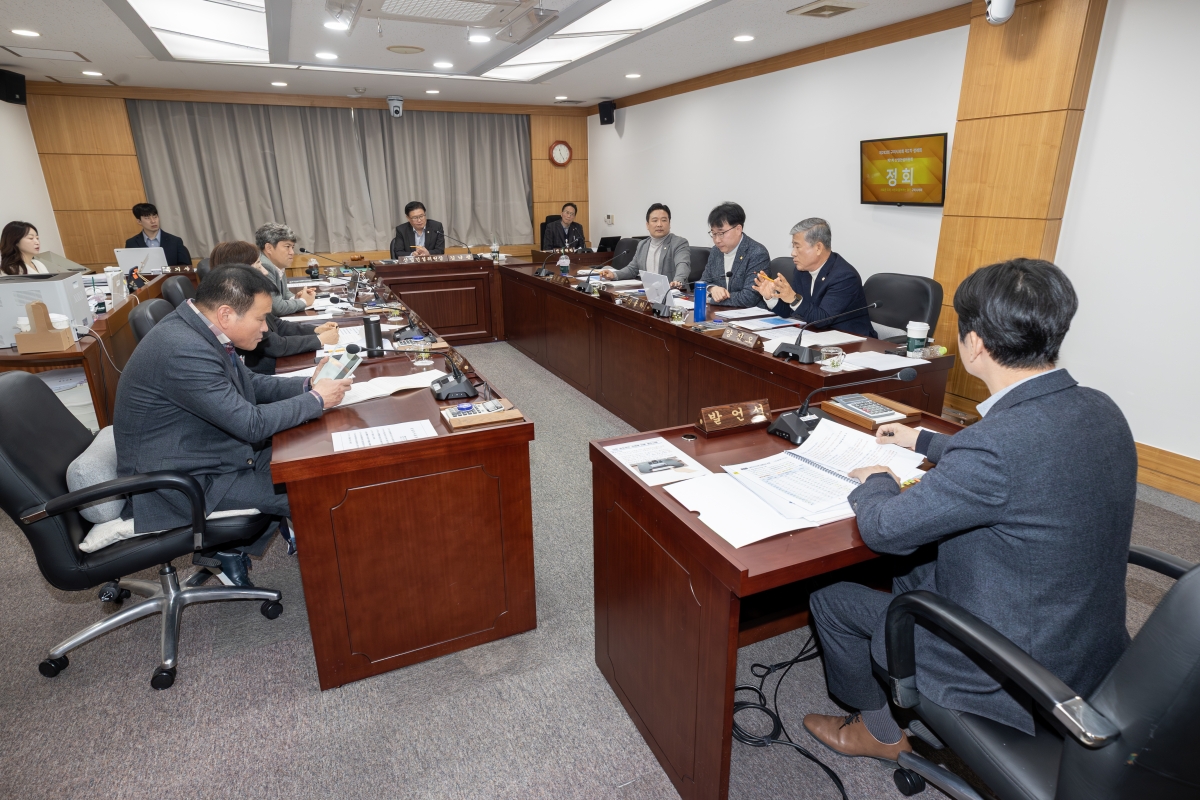 20251126-043[AMG_8314-제292회 제2차 정례회시 산업건설위원회 조례안 등 심사활동.jpg