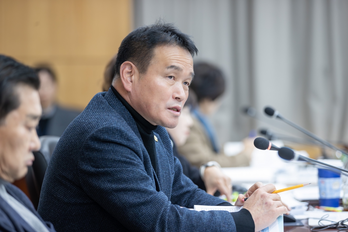 20251205-014[AMG_9886-제292회 제2차 정례회시 예산결산특별위원회 2026년도 예산안 및 기금운용계획안 심사 활동.jpg