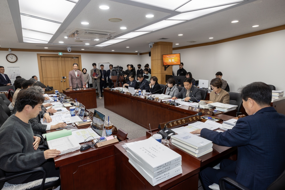 20251204-003[AMG_9606-제292회 제2차 정례회시 예산결산특별위원회 2026년도 예산안 및 기금운용계획안 심사 활동.jpg