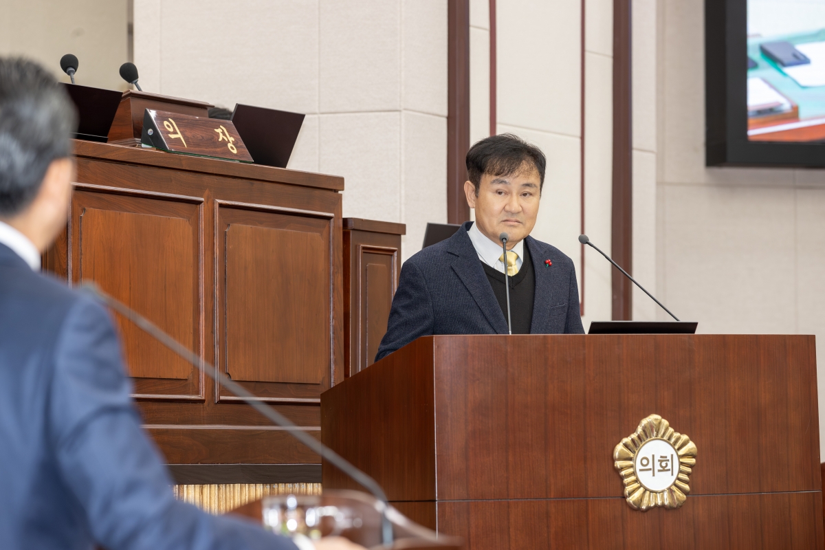 20251211-027[AMG_0727-제292회 제2차 정례회 제2차 본회의시 김재우 의원 시정질문.jpg