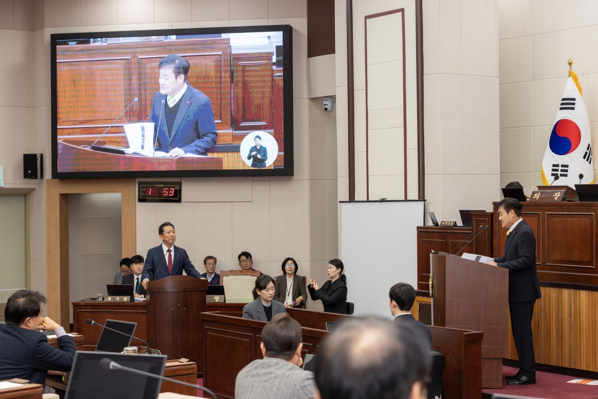 20251211-030[AMG_0752-제292회 제2차 정례회 제2차 본회의시 김재우 의원 시정질문.jpg