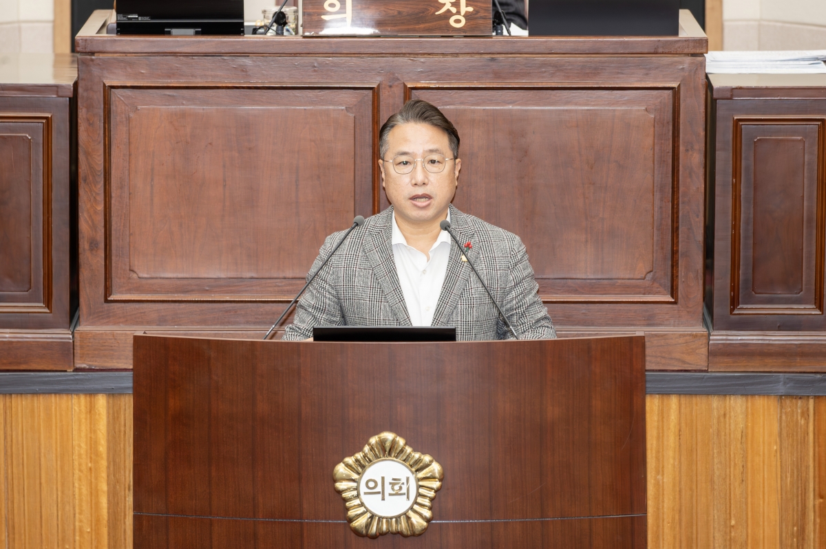 20251211-033[AMG_0757-제292회 제2차 정례회 제2차 본회의시 김민성 의회운영위원회 간사 상임위원회 활동결과보고.jpg