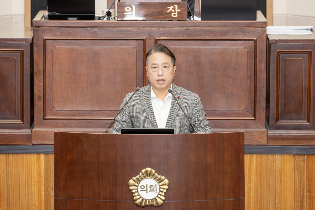 20251211-034[AMG_0760-제292회 제2차 정례회 제2차 본회의시 김민성 의회운영위원회 간사 상임위원회 활동결과보고.jpg