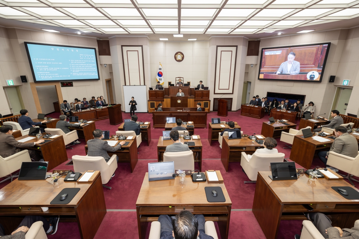 20251211-036[AMG_0765-제292회 제2차 정례회 제2차 본회의시 김민성 의회운영위원회 간사 상임위원회 활동결과보고.jpg