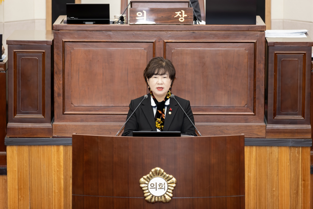 20251211-037[AMG_0773-제292회 제2차 정례회 제2차 본회의시 장미경 기획행정위원장 상임위원회 활동결과보고.jpg