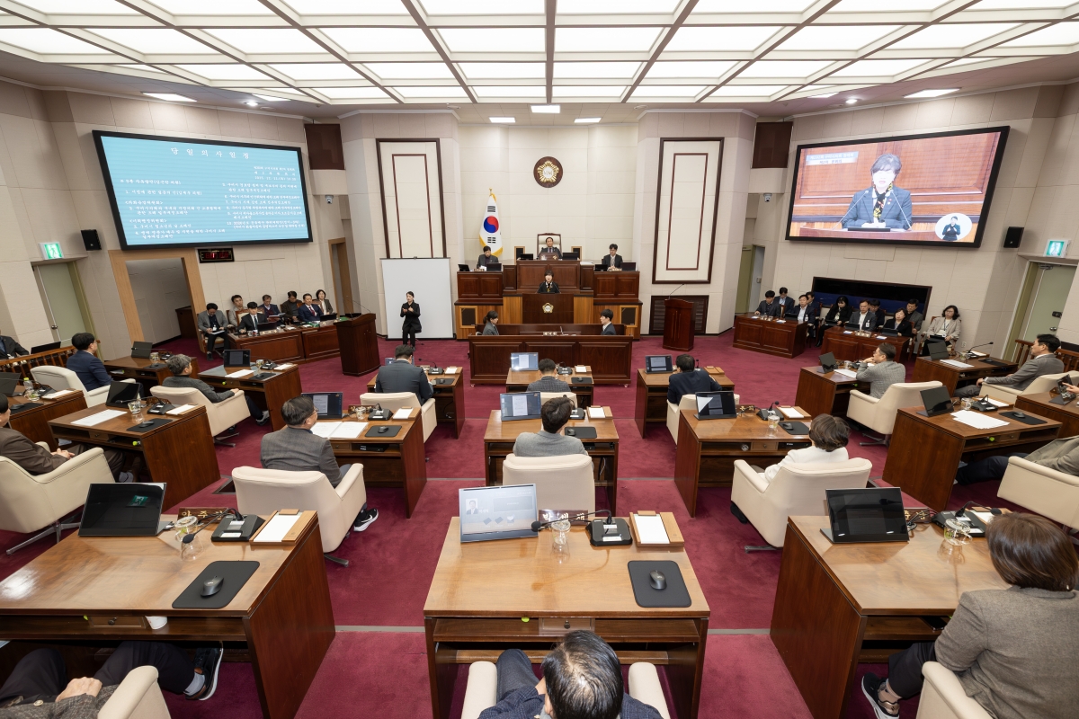 20251211-041[AMG_0785-제292회 제2차 정례회 제2차 본회의시 장미경 기획행정위원장 상임위원회 활동결과보고.jpg