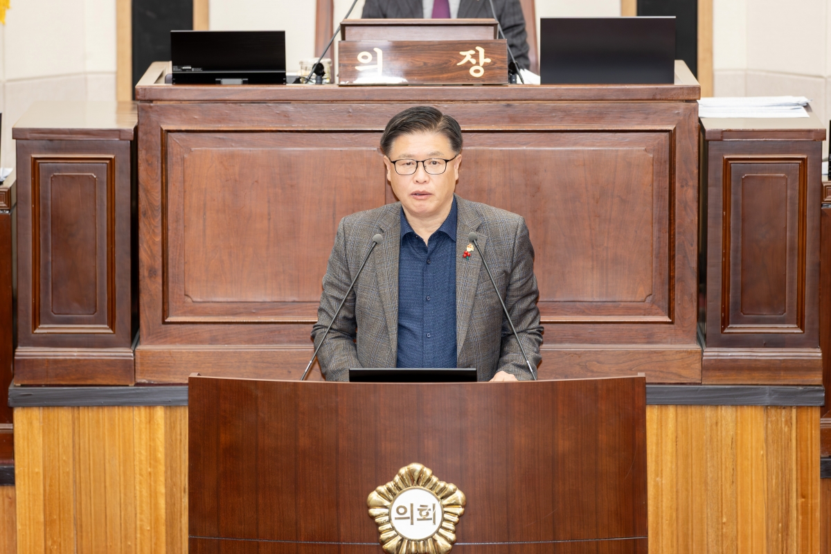 20251211-043[AMG_0807-제292회 제2차 정례회 제2차 본회의시 김낙관 산업건설위원장 상임위원회 활동결과보고.jpg