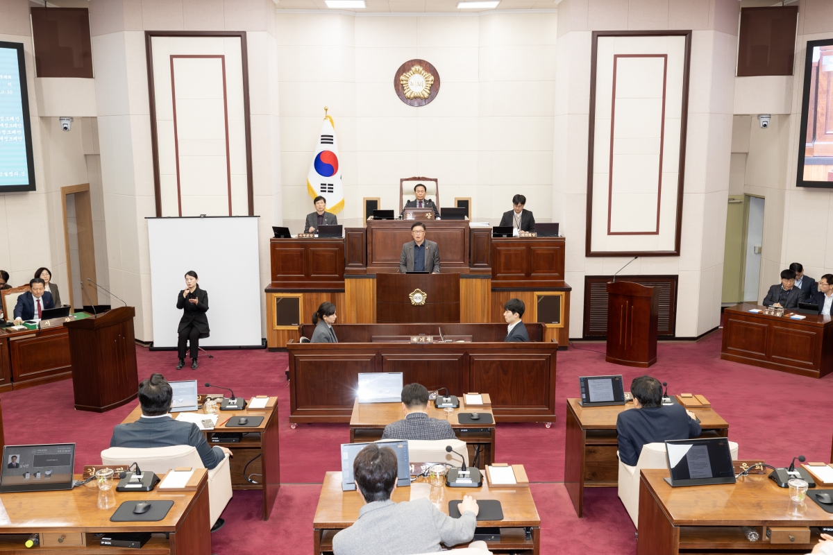 20251211-045[AMG_0815-제292회 제2차 정례회 제2차 본회의시 김낙관 산업건설위원장 상임위원회 활동결과보고.jpg