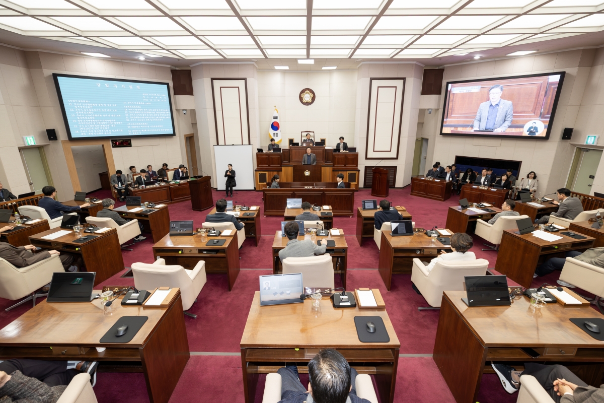 20251211-046[AMG_0816-제292회 제2차 정례회 제2차 본회의시 김낙관 산업건설위원장 상임위원회 활동결과보고.jpg