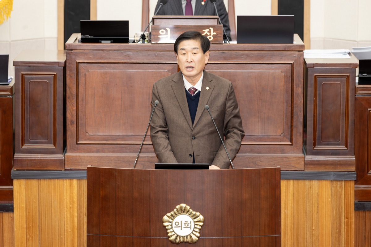 20251211-053[AMG_0835-제292회 제2차 정례회 제2차 본회의시 김영길 예산결산특별위원장 2026년도 예산안 및 기금운용계획안 활동결과보고.jpg