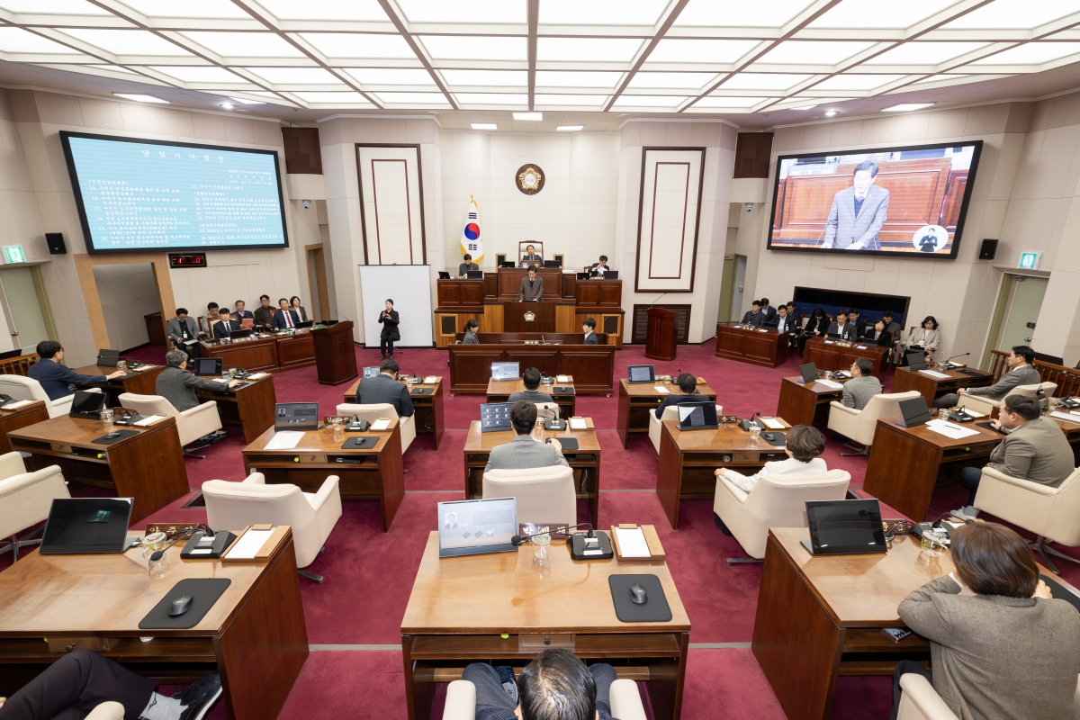 20251211-057[AMG_0852-제292회 제2차 정례회 제2차 본회의시 김영길 예산결산특별위원장 2026년도 예산안 및 기금운용계획안 활동결과보고.jpg