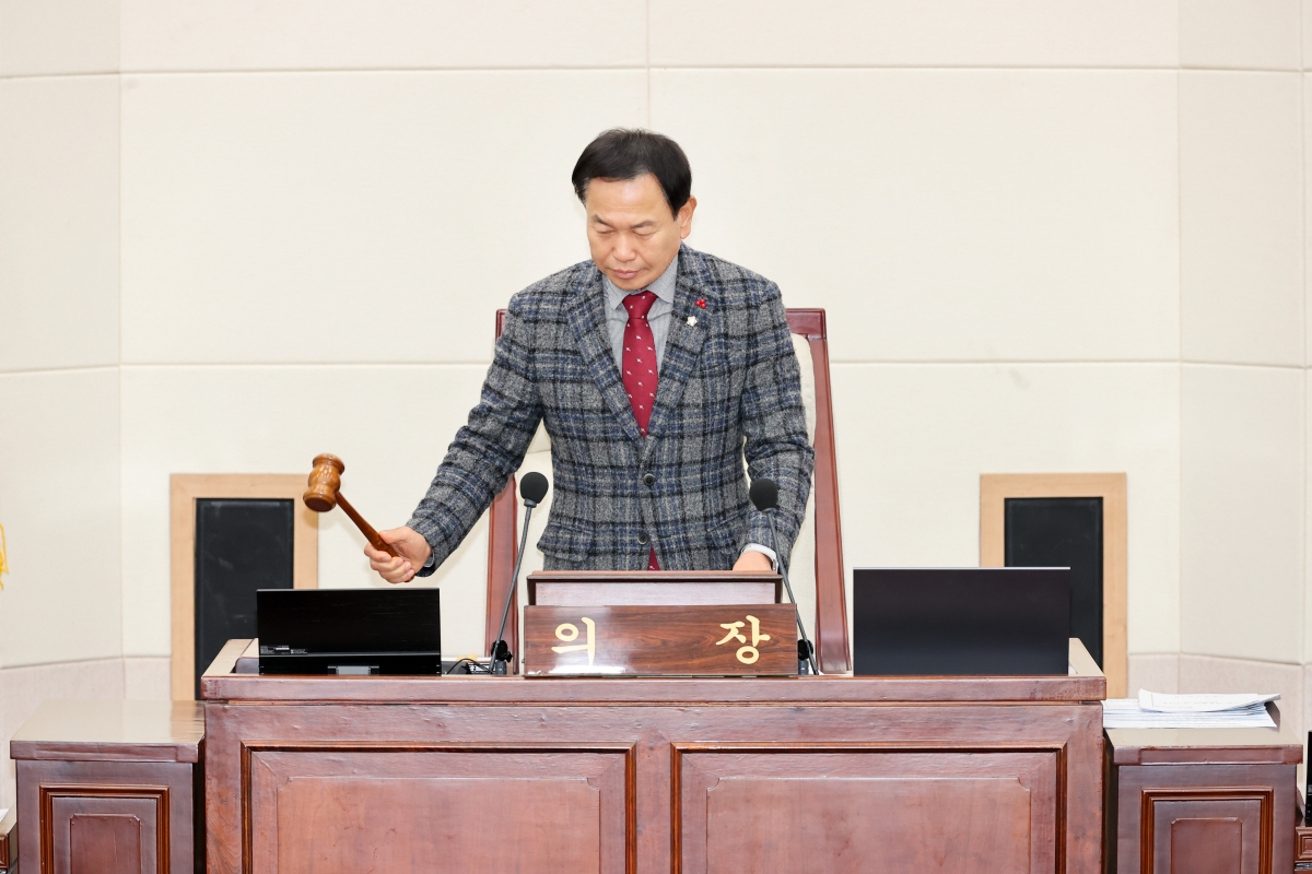 20251217-018[AMG_1609-1-제292회 제2차 정례회 제3차 본회의시 박교상 의장 회의주재.JPG