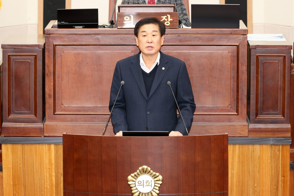 20251217-030[AMG_1642-1-제292회 제2차 정례회 제3차 본회의시 김영길 예산결산특별위원장 2025년도 제2회 추가경정예산안 및 기금운용계획변경안 활동결과보고.JPG