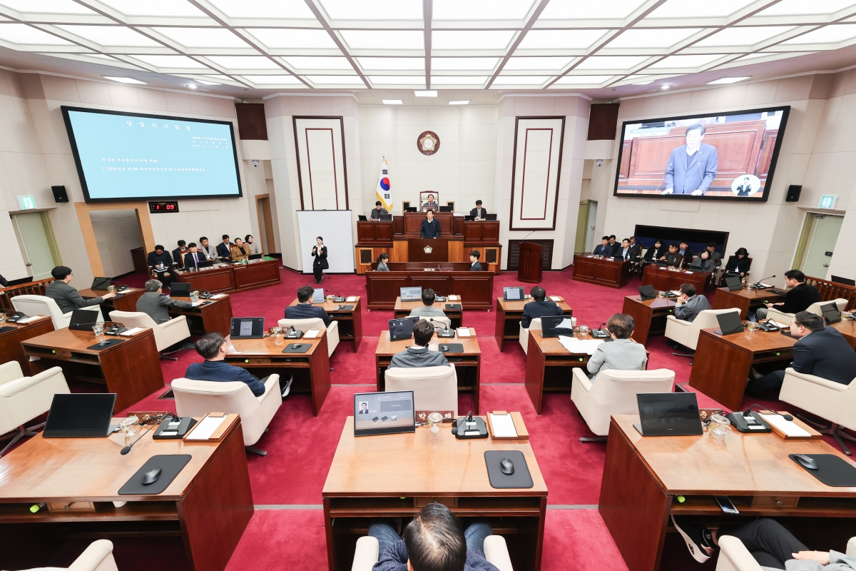 20251217-033[AMG_1650-1-제292회 제2차 정례회 제3차 본회의시 김영길 예산결산특별위원장 2025년도 제2회 추가경정예산안 및 기금운용계획변경안 활동결과보고.JPG