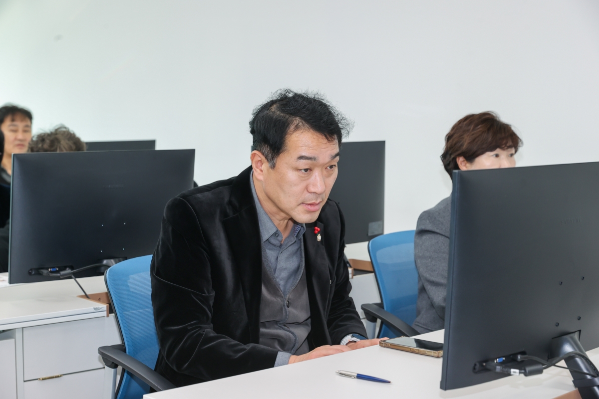 20251217-049[AMG_1689-1-구미시의회 의원 온라인 디자인 플렛폼 활용교육.JPG