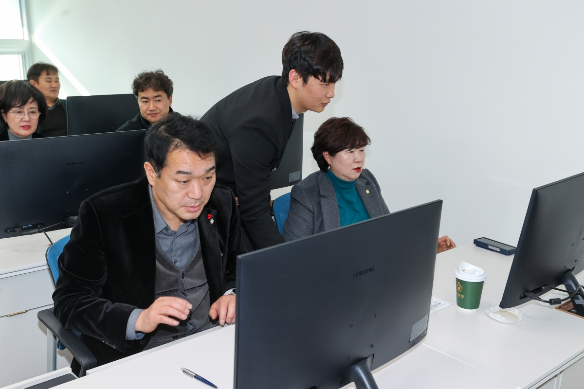 20251217-064[AMG_1725-1-구미시의회 의원 온라인 디자인 플렛폼 활용교육.JPG