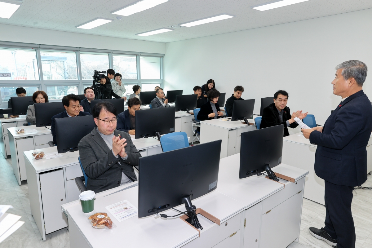 20251217-036[AMG_1658-1-구미시의회 의원 온라인 디자인 플렛폼 활용교육.JPG