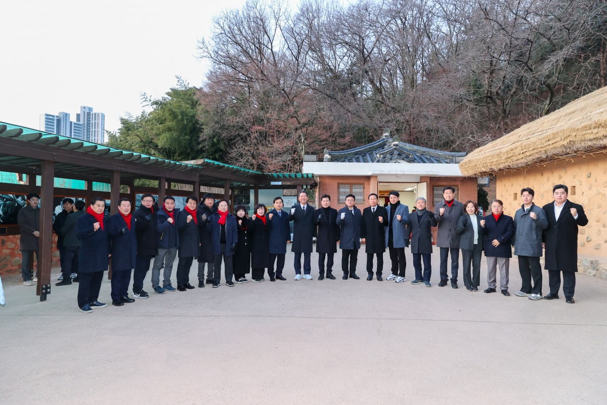 20260102-028[AMG_3079-1-2026 새해 박대통령 생가 참배.JPG