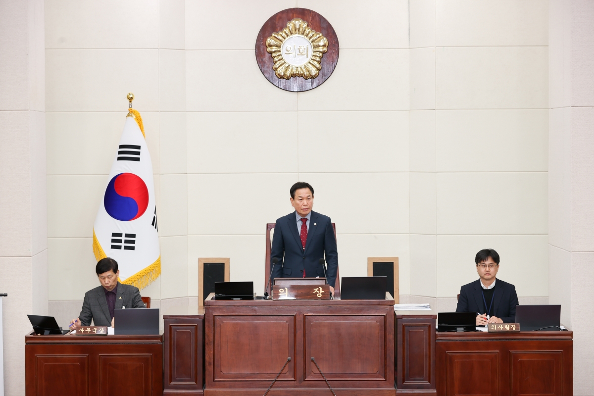 20260113-013[AMG_3738-1-제293회 임시회 제1차 본회의시 박교상 의장 회의주재.JPG