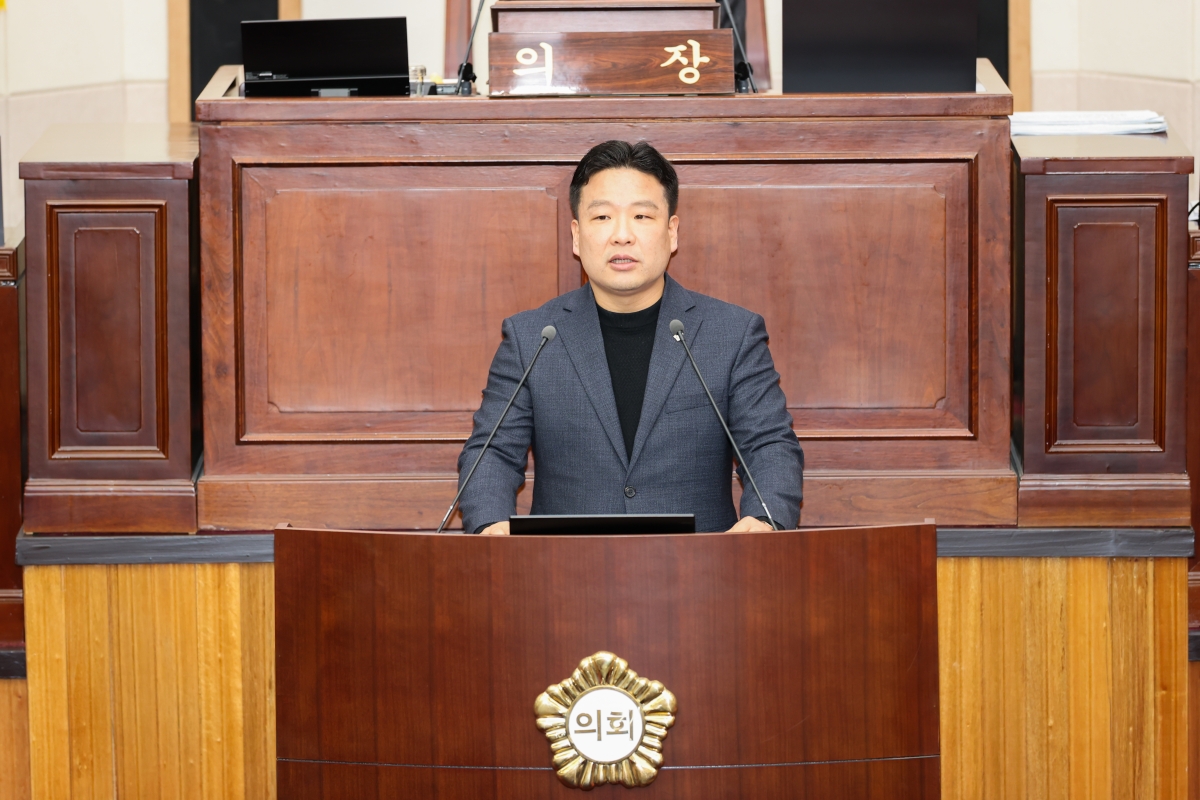 20260311-019[AMG_7518-1-제294회 임시회 제1차 본회의시 인사청문특별위원장에 호선된 김원섭 의원 인사.JPG