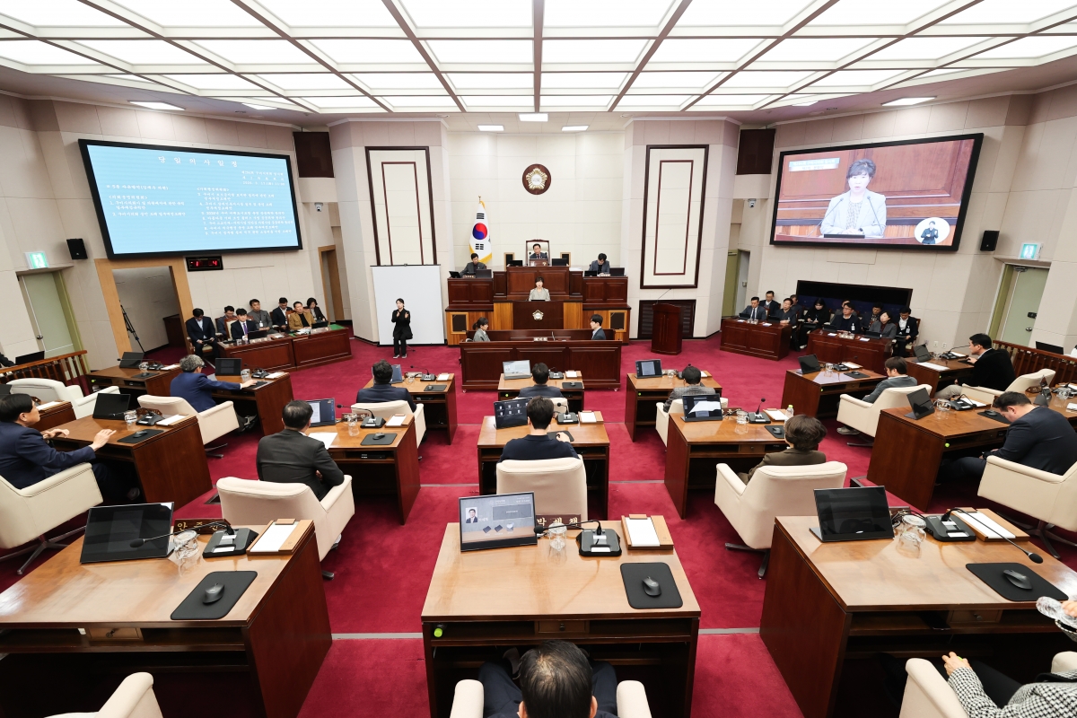 20260317-022[AMG_8325-1-제294회 임시회 제2차 본회의시 장미경 기획행정위원장 상임위원회 활동결과보고.JPG