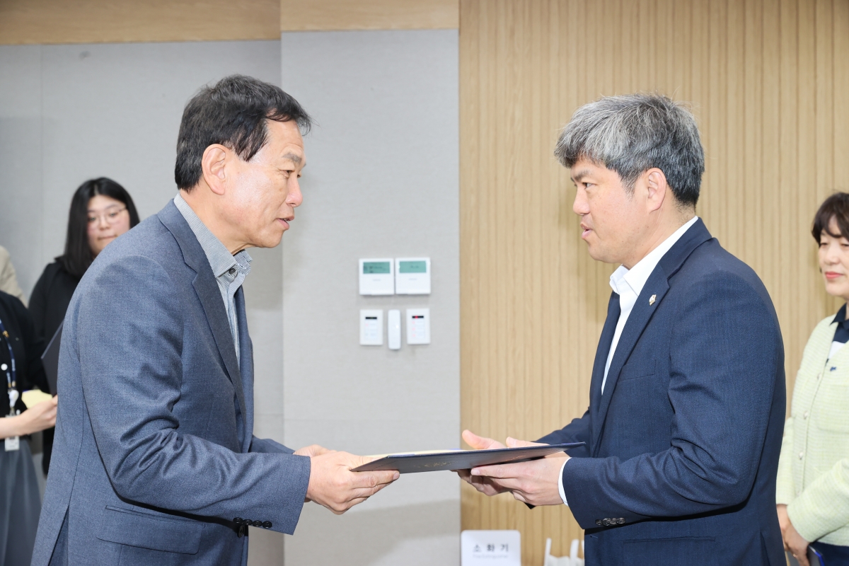 20260409-004[AMG_0152-1-2025회계연도 결산검사위원 선임 위촉식.JPG
