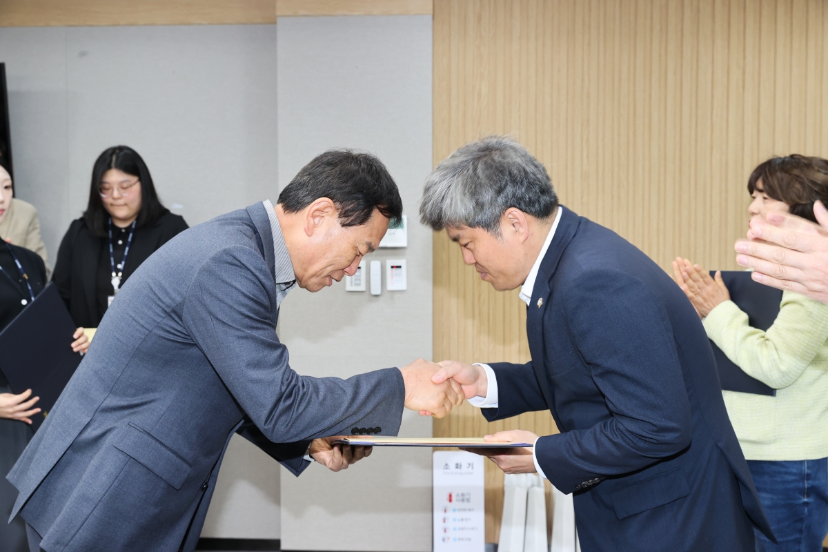 20260409-005[AMG_0154-1-2025회계연도 결산검사위원 선임 위촉식.JPG