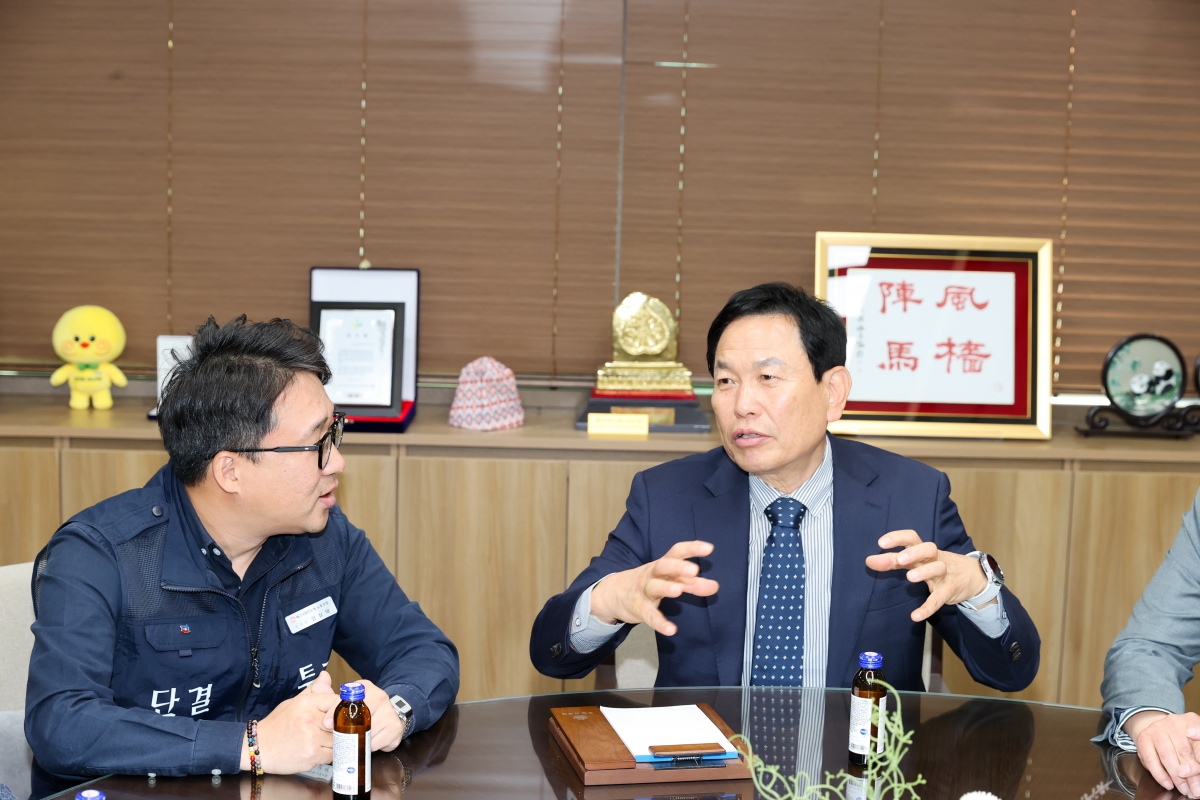 20260415-005[AMG_0322-1-한노총 구미지부 임상택 의장 일행 의회 방문.JPG