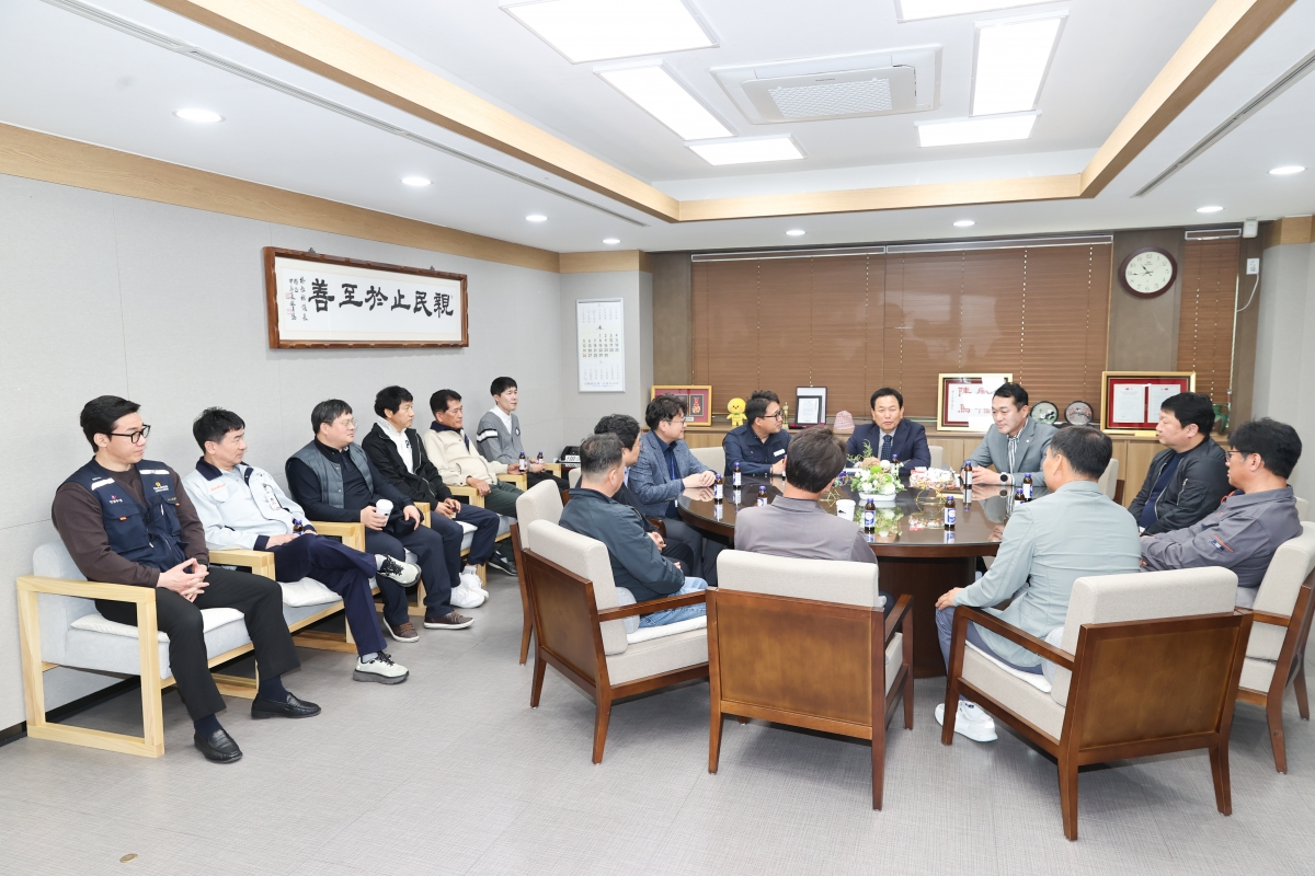 20260415-009[AMG_0334-1-한노총 구미지부 임상택 의장 일행 의회 방문.JPG