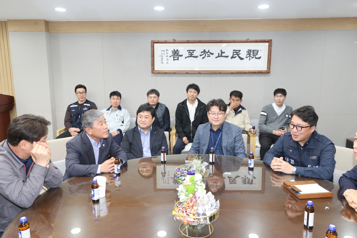 20260415-014[AMG_0348-1-한노총 구미지부 임상택 의장 일행 의회 방문.JPG