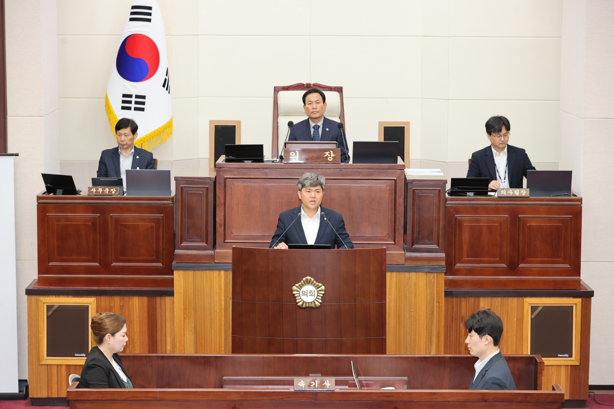 20260415-042[AMG_0430-1-제295회 임시회 제1차 본회의시 인사청문특별위원장에 호선된 소진혁 의원 당선인사.JPG