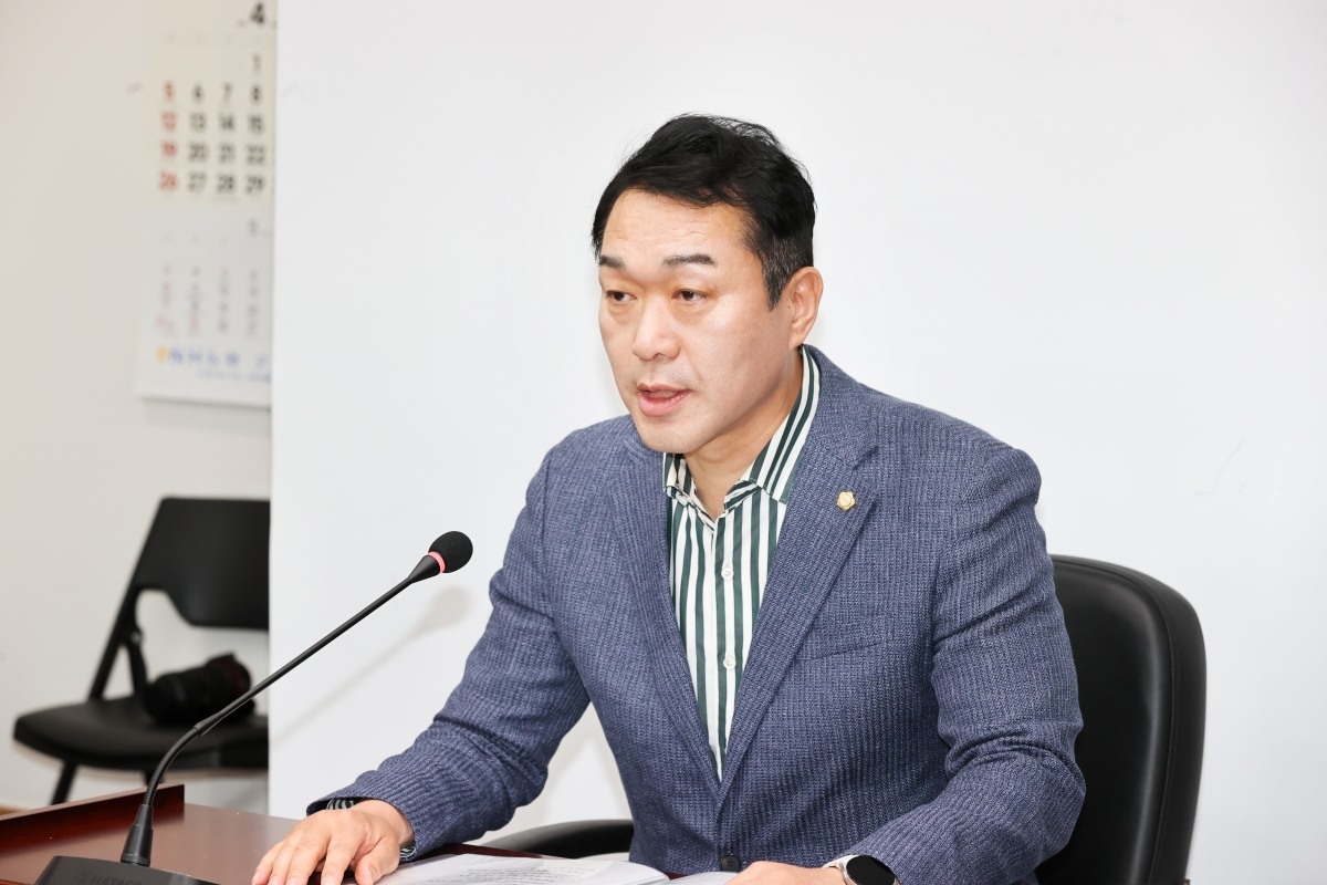 20260416-003[AMG_0444-1-제295회 임시회 의회운영위원회 조례안 심사활동.JPG
