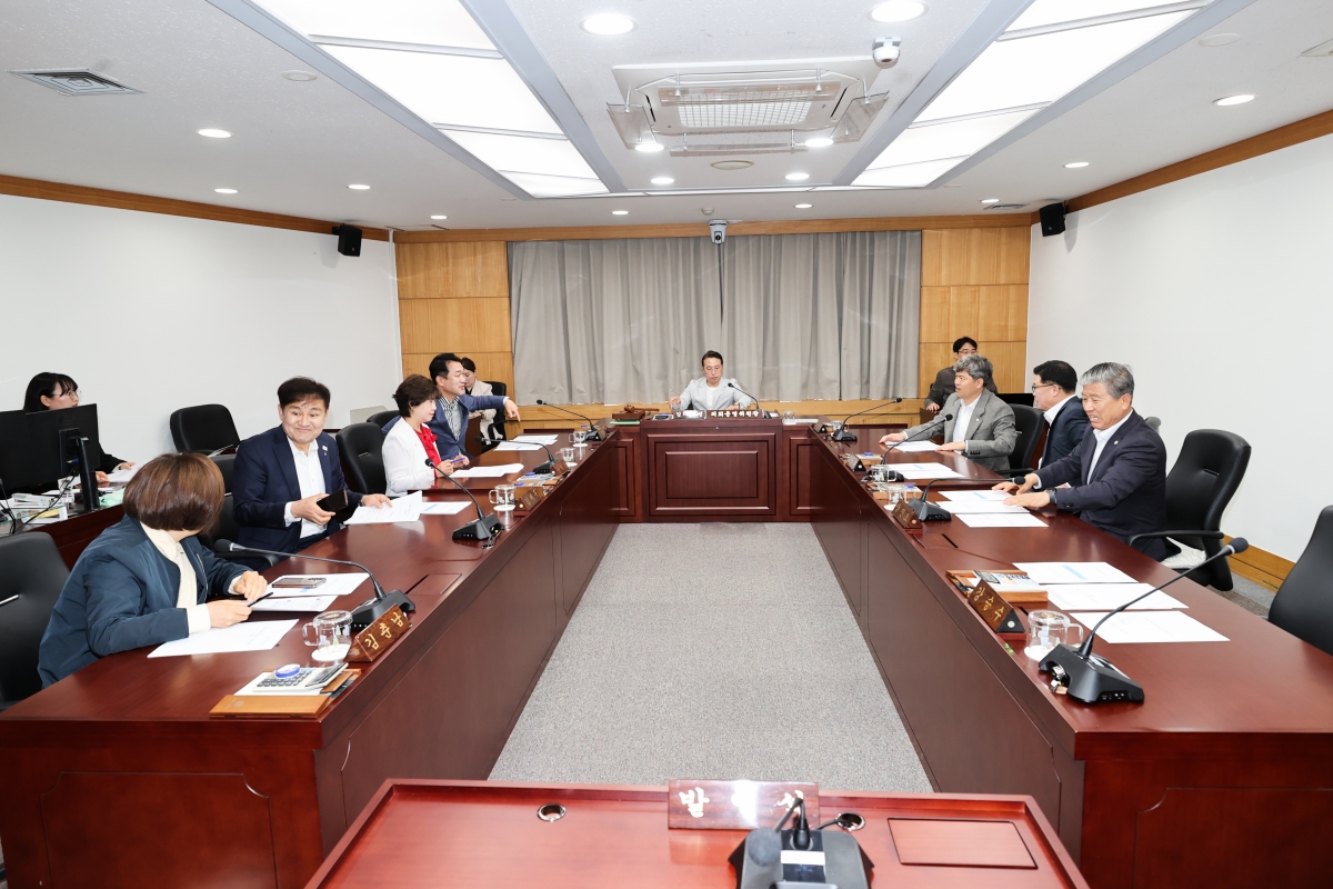 20260416-005[AMG_0449-1-제295회 임시회 의회운영위원회 조례안 심사활동.JPG