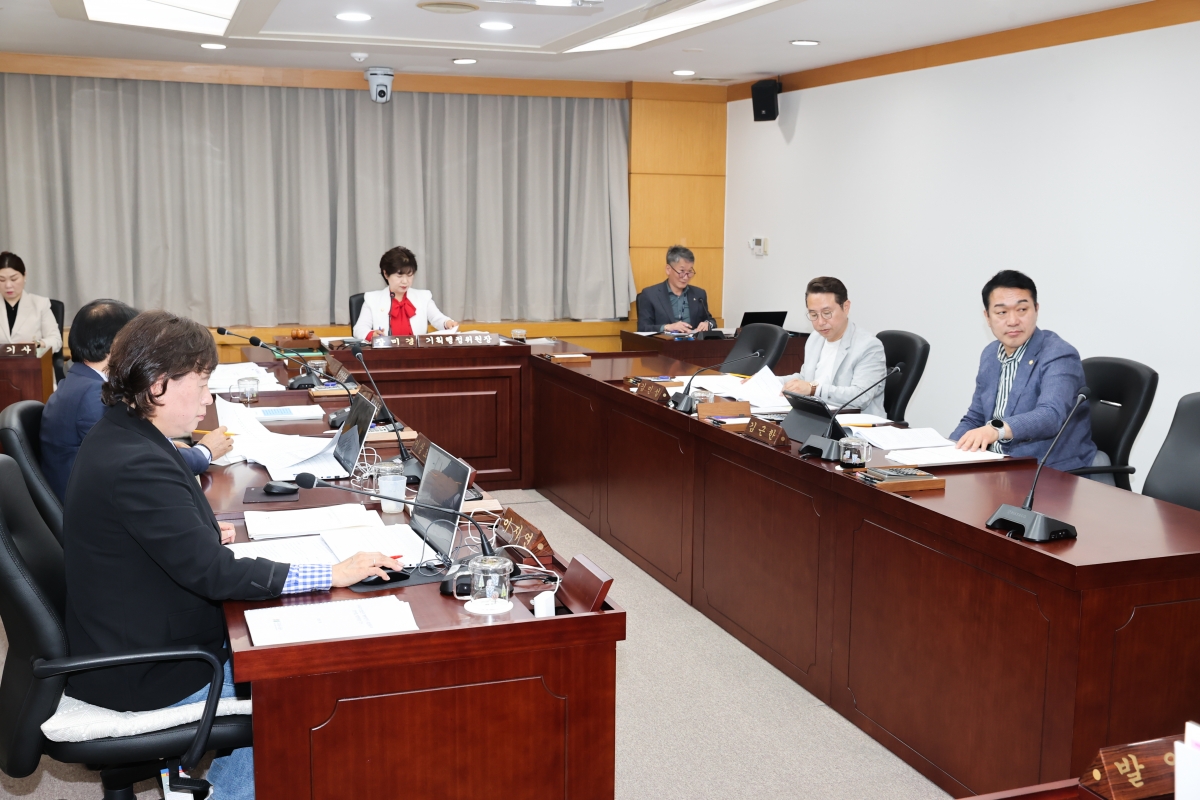 20260416-020[AMG_0533-1-제295회 임시회 기획행정위원회 조례안 심사활동.JPG
