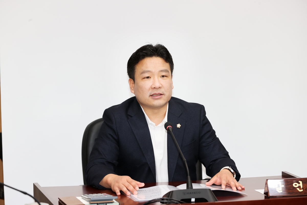 20260416-025[AMG_0463-1-제295회 임시회 산업건설위원회 조례안 심사활동.JPG