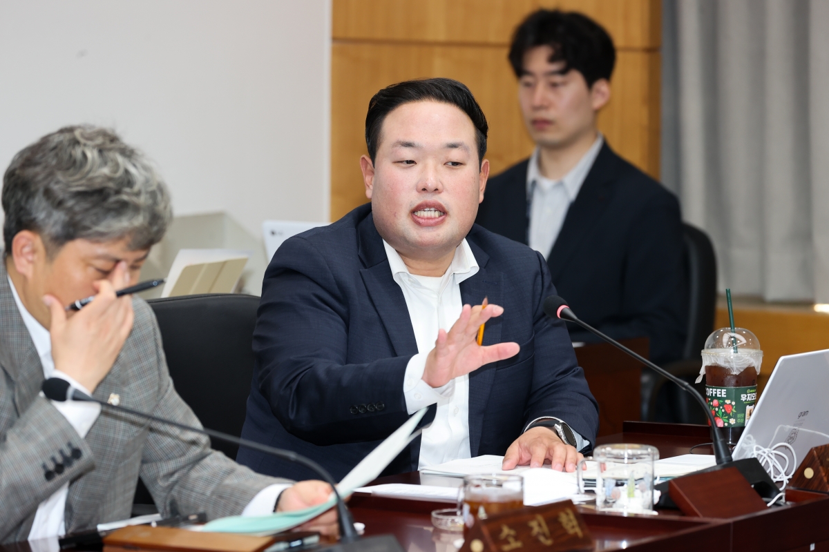 20260416-026[AMG_0476-1-제295회 임시회 산업건설위원회 조례안 심사활동.JPG