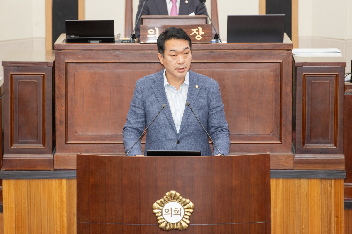 20260421-018[AMG_0786-제295회 임시회 제2차 본회의시 김근한 의회운영위원장 상임위원회 조례안 심사활동 결과보고.jpg