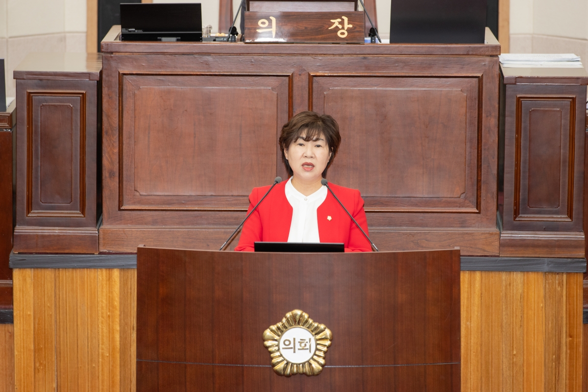 20260421-019[AMG_0790-제295회 임시회 제2차 본회의시 장미경 기획행정위원장 상임위원회 조례안 심사활동 결과보고.jpg
