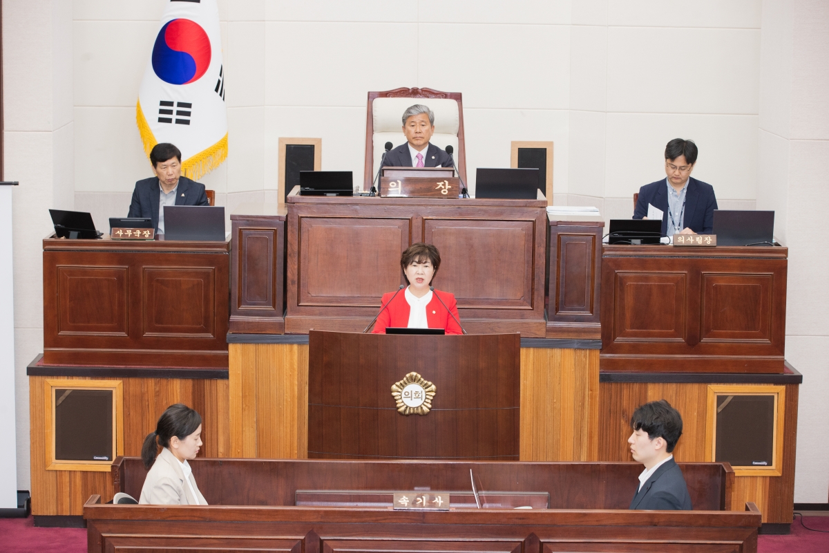 20260421-021[AMG_0795-제295회 임시회 제2차 본회의시 장미경 기획행정위원장 상임위원회 조례안 심사활동 결과보고.jpg