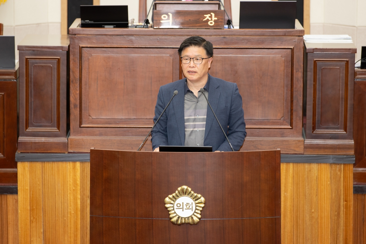 20260421-022[AMG_0808-제295회 임시회 제2차 본회의시 김낙관 산업건설위원장 상임위원회 조례안 심사활동 결과보고.jpg