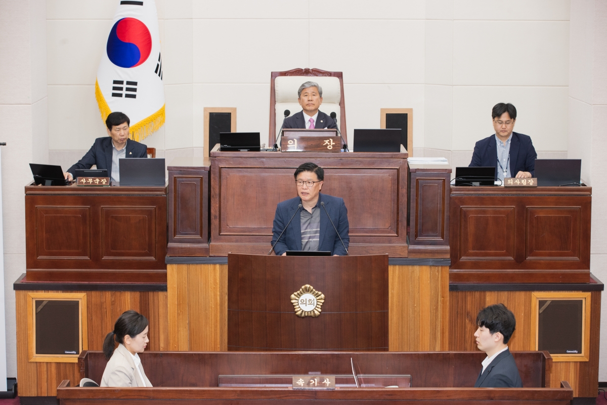 20260421-024[AMG_0814-제295회 임시회 제2차 본회의시 김낙관 산업건설위원장 상임위원회 조례안 심사활동 결과보고.jpg