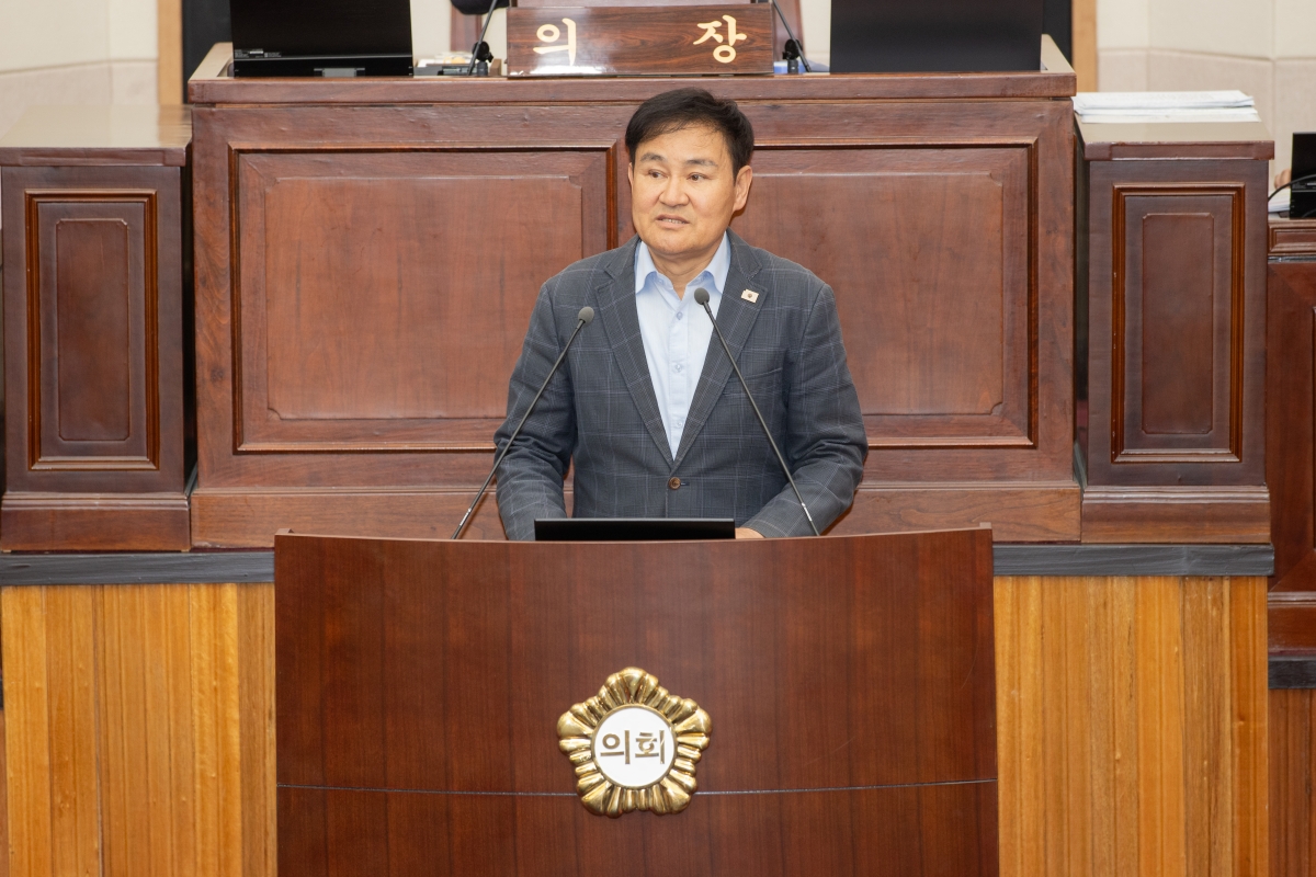 20260421-026[AMG_0819-제295회 임시회 제2차 본회의시 김재우 문화환경위원장 상임위원회 조례안 심사활동 결과보고.jpg