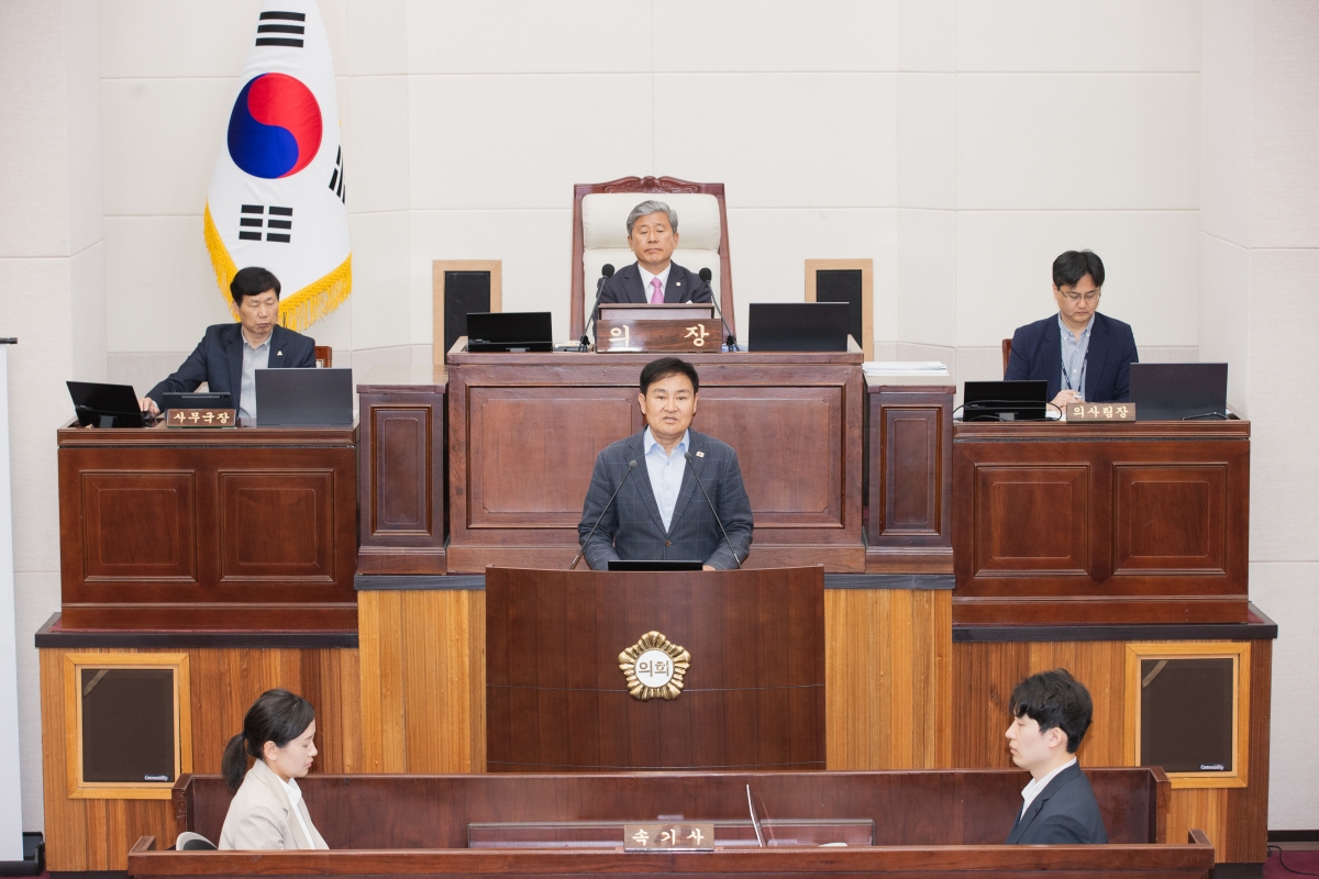 20260421-027[AMG_0821-제295회 임시회 제2차 본회의시 김재우 문화환경위원장 상임위원회 조례안 심사활동 결과보고.jpg