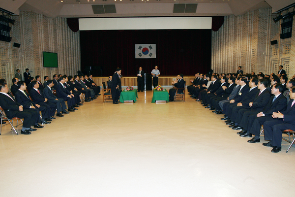 제5대 의원들과 집행부 공무원과의 상견례