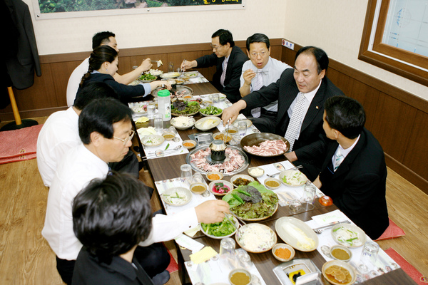 구미시의회 의원 닭,오리고기 시식 행사