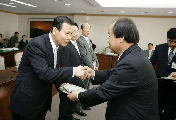 제5대 전반기 의장단 공로패 전달