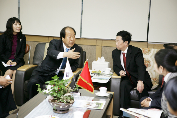 중국 장사시 여합천 주임 일행 의회방문