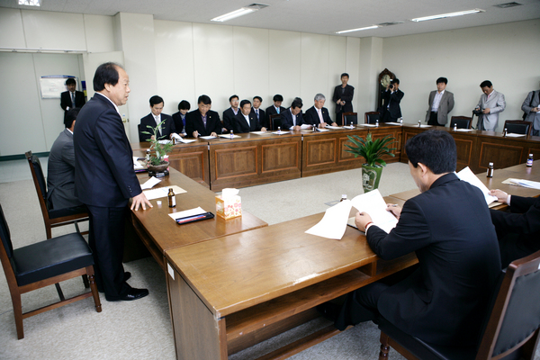 김천시의회 의장 일행 구미시 농산물 도매시장 방문